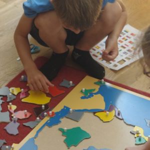 formation-montessori-enfant-culture-carte-du-monde-alsace