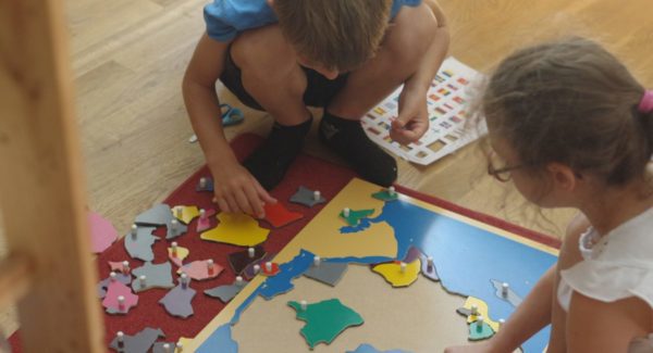 formation-montessori-enfant-culture-carte-du-monde-alsace