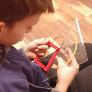 formation-montessori-enfant-garçon-géométrie-alsace